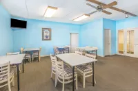 Super 8 by Wyndham Knoxville Downtown Area Hotels near Clinton Plaza