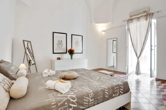 GuestHost - Mirror House Central Apartment