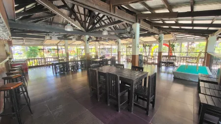 Bakasyunan Resort and Conference Center - Zambales Отели в г. Ботолан