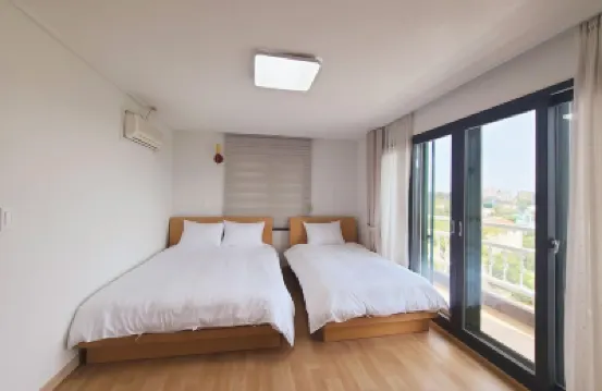 Hera Castle Pension Hotels near Play K-Pop