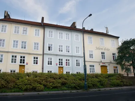 EA Hotel Jeleni Dvur Prague Castle Отели рядом с достопримечательностью «Чумная колонна Святой Троицы»