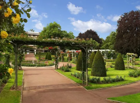 Séjours & Affaires Clermont Ferrand Park République Отели рядом с достопримечательностью «Собор Нотр-Дам дю Пор»