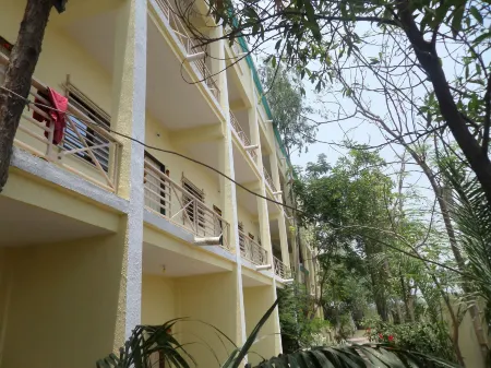 Hotel Om Sai Chattra Icon Residency Отели в г. Титуола