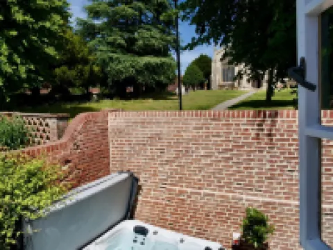 Executive Suite with Private Hot Tub Skytv
