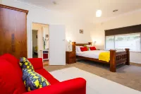 Indulge Homes - 77 Olive Hotels in Gol Gol