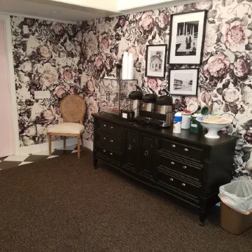 Simmons Motel and Suites