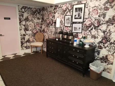 Simmons Motel and Suites