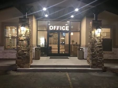 Dinosaur Inn & Suites Отели в г. Винта Каунти