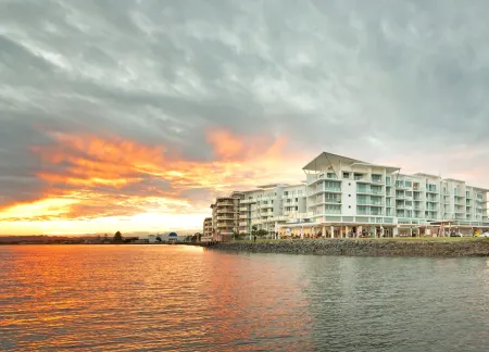 Ramada Hotel & Suites by Wyndham Ballina Byron Отели рядом с Аэропорт Байрон Гейтуэй