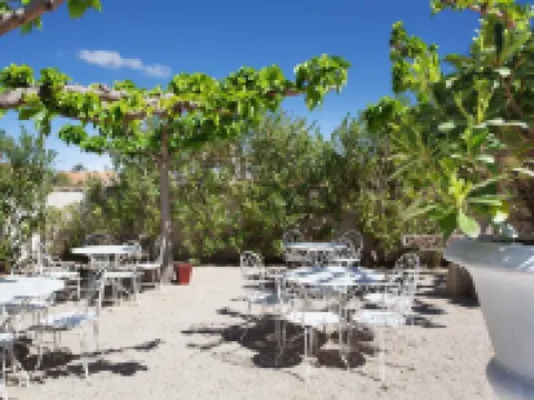 โลจิส โรงแรม เล โรแดง โรงแรมในอาร์ล