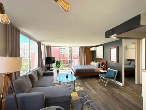 Contemporary Waikiki Beach Condo with Rooftop Pool, Superb Shopping and Dinning