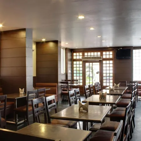 Lucky Hotel Goregaon Отели рядом с достопримечательностью «Торговый Центр Оберои»
