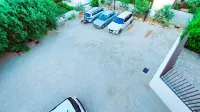 Refresh Boutique Apartments - parking