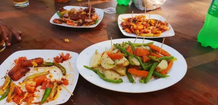 Delight Guest House and Restaurant Отели рядом с достопримечательностью «iSoft Trchnologies»