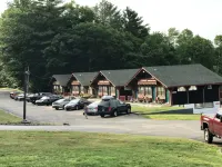 Swiss Chalets Village Inn - parking