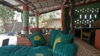 Evergreen Eco Lodge Retreat - bar