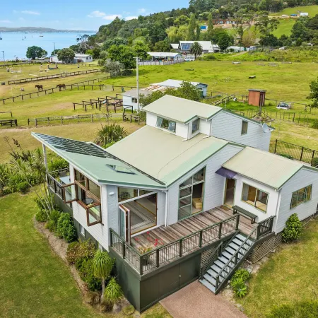 Tikirau Bay Views Отели рядом с достопримечательностью «Автобус Explorer Island Waiheke»
