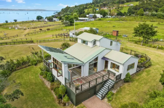 Tikirau Bay Views Hotels near Little Oneroa Beach