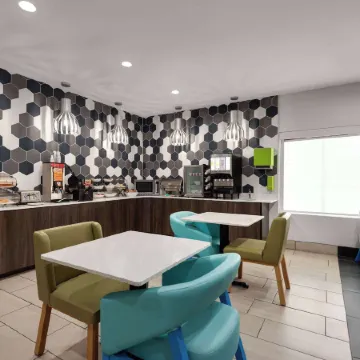 La Quinta Inn & Suites by Wyndham Gonzales La