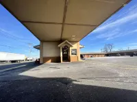 Circle Motor Lodge - Motels