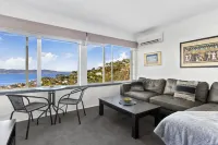 Spectacular Views - 5 Bedroom House and Unit - Free Parking - Free Wifi