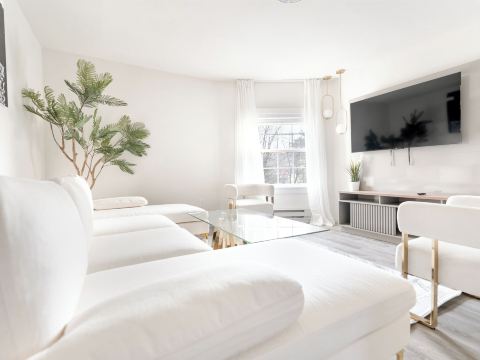 Ultra-Modern Luxe Sleek & Stunning Stay