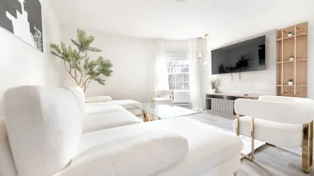 Ultra-Modern Luxe Sleek & Stunning Stay Отели рядом с достопримечательностью «Парк Харбор Айленд»