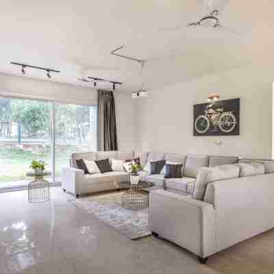Golf View Home by Stayjade Rooms