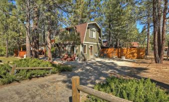 88 Acres Cottage in Big Bear w HotTub
