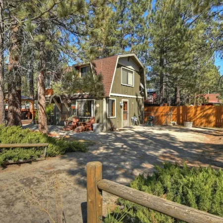 88 Acres Cottage in Big Bear w HotTub
