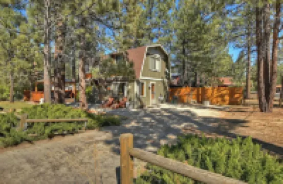 88 Acres Cottage in Big Bear w HotTub