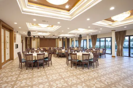 RK Riverside Resort & Spa (Reon Kruewal) Отели рядом с достопримечательностью «Wat Lan Tak Fa»