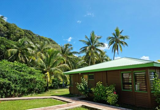 호텔 오아시스 드 키아무 야외 수영장과 절벽 배경