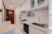 High Floor and Simply Look Studio at Sky House BSD Apartment - Bungalows
