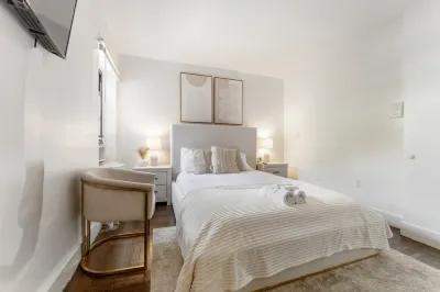 Charming Studio with Kitchenette and Cozy Lobby - Inviting Urban Escape