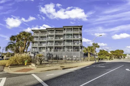 Stunning Ocean Views and Cozy Living - Charming Coastal Retreat Отели рядом с достопримечательностью «Миртл Манор Трейлер Парк»