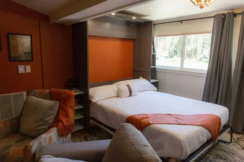 Ascend Remodeled Condo, Walk to Music Festival, Pool, Private Bear Lake, Alpine