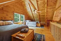 Breath of Heaven Cabin, Hocking Hills-Pond, New Hot Tub, Pets, Secluded, Deck!