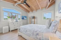 Luxurious 3-bedroom home with Pool and Dock in Key Colony Beach