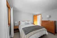 NEW! Charming Townhouse + Shared POOL Hotels in Gilford