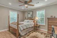 Midterm / Pet Friendly / Back Yard / Close to Square / Free Parking / WiFi / BBQ Hotels near Shanley Park Sculpture Garden