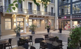 Square Hotel