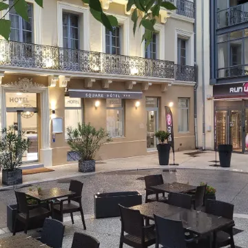 Square Hotel