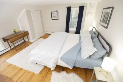 Cute, Renovated Historic Home on River, Walk to Downtown