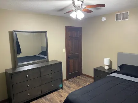 Elm Tree Oasis, 3-bedroom house in charming Jefferson City with AC, WiFi. Отели рядом с достопримечательностью «Биндер Лейк Павилион»