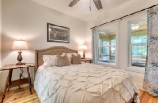 Creek Front and Gorgeous Mountain View’s, Fishing, Wood Fireplace, Firepit, WiFi
