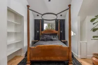 LUXURY MODERN Storybook TUDOR ● HOT TUB ● By Silver Falls Park ● 20 acres ● View