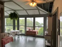 High Tide Inn