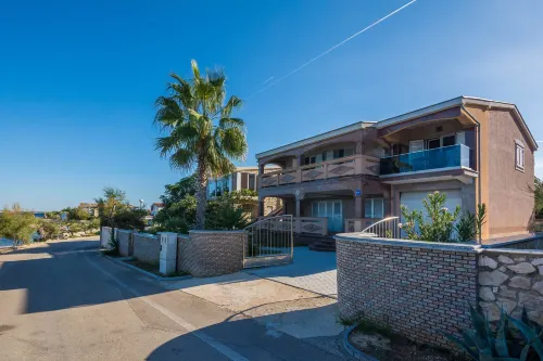 Apartments Weiss Hotels in Vir