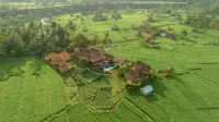 Kubu Sakian Villa Hotels near Kupu-Kupu (Traditional Weaving Songket)